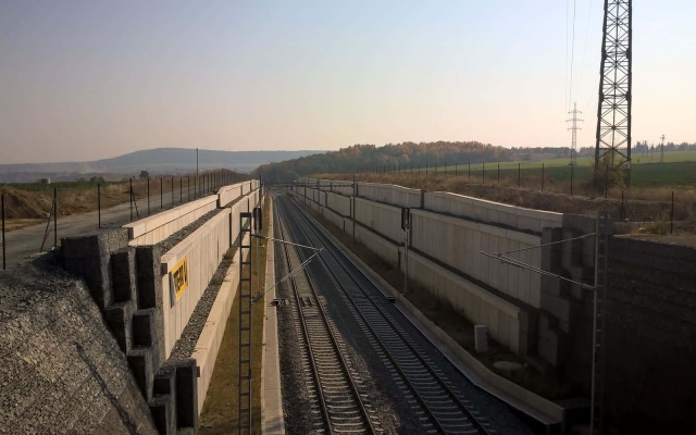 Budowa wzmocnionych murów oporowych w ramach modernizacji linii kolejowej Rokycany–Pilzno