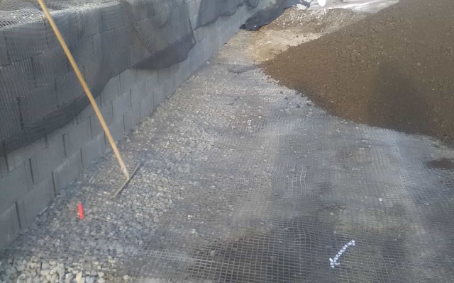 Děčín – Vilsnice, mur oporowy z gruntu zbrojonego wzdłuż potoku Jílovský