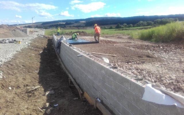 Wzmocniony mur oporowy przy przyczółku mostu na autostradzie D1 na odcinku Budimír – Bidovce