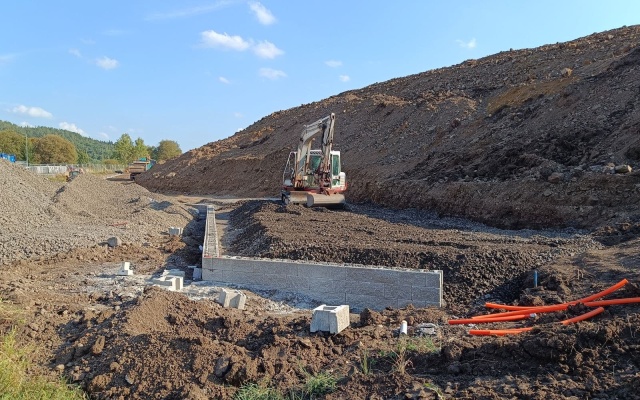 Ściany oporowe w parku przemysłowym w Ostrovie nad Ohří