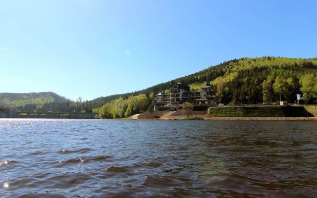 Wybudowanie utwardzonych powierzchni na pochyłej działce koło Karlowych War