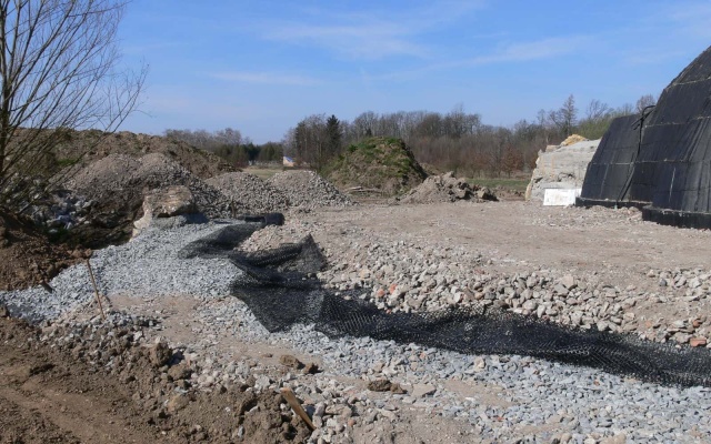 Wzmocnione ziemne ciało z wewnętrzną sztuczną jaskinią koło Ołomuńca