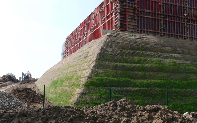 Strome zbocze z silosem kiszonkarskim w koronie we Velké Bíteši