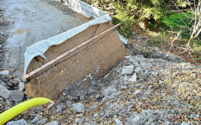 Rozszerzenie placu manewrowego w Dolanech koło Kladna za pomocą wzmocnionego stromego zbocza