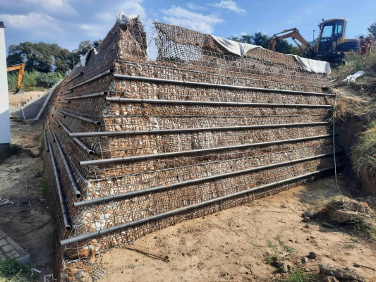 Strome zbocza wzmocnione geosyntetycznymi zbrojeniami w Stupavie‑Lintavach