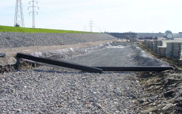 Wzmocnienie dna zbiornika sedymentacyjnego cukrowni w Dobrovicach