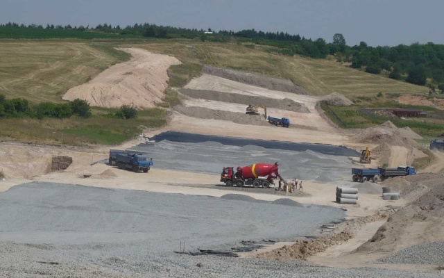 Wzmocniony nasyp warstwowy na drodze II/236 w Lánech