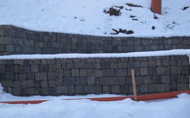 Gabionowy mur oporowy przy pałacyku Barca w Koszycach