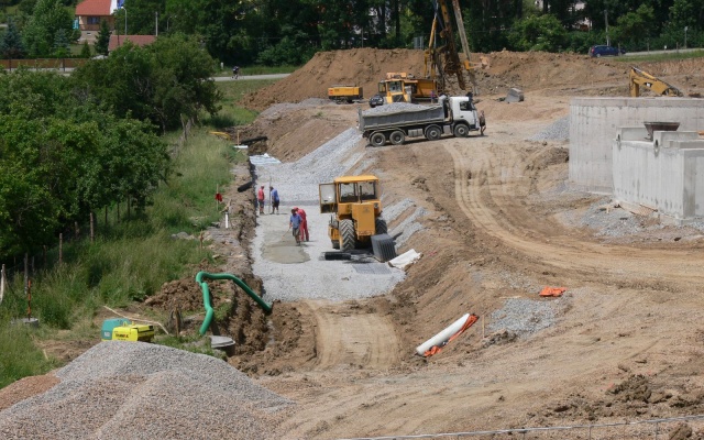 Opórcza konstrukcja dla posadowienia domu handlowego w Boskovicach