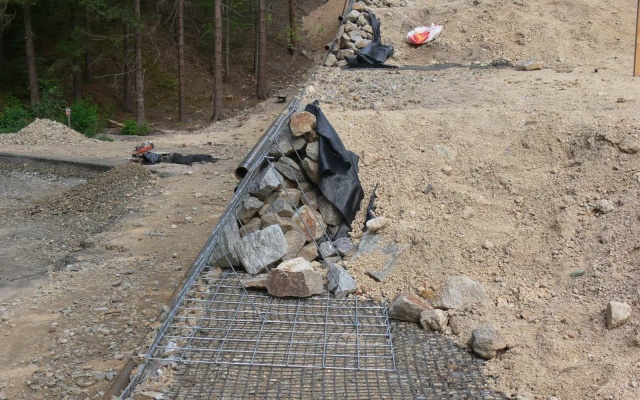 Strome skarpy z gruntu zbrojonego realizowane w ramach przebudowy drogi II/150