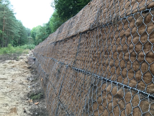 Troskovice, Droga III/28115, strome zbocze z gruntu zbrojonego