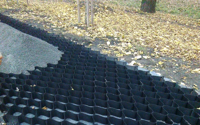 Stabilizacja żwirowej ścieżki w centrum Šternberka