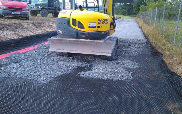 Wzmocnienie warstwy podbudowy drogi w Šebetovie