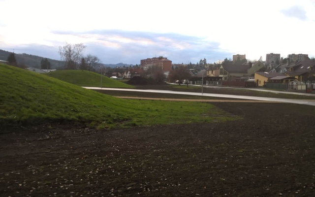 Mechaniczna stabilizacja podłoża toru inline i ścieżki parkowej w Zábřehu