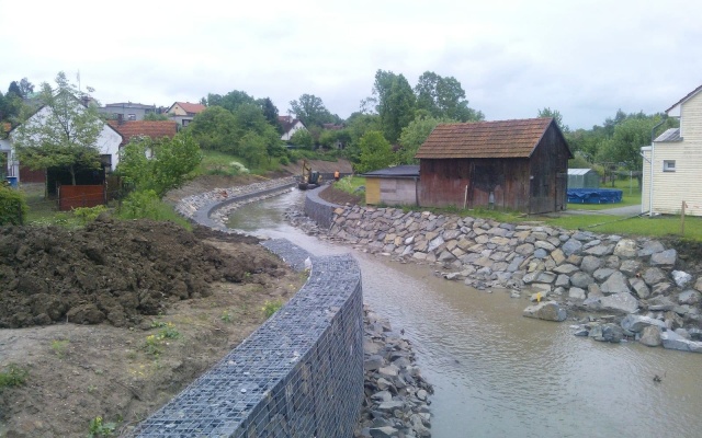 Odbudowa koryta potoku po powodniach za pomocą murów gabionowych w Závišicach