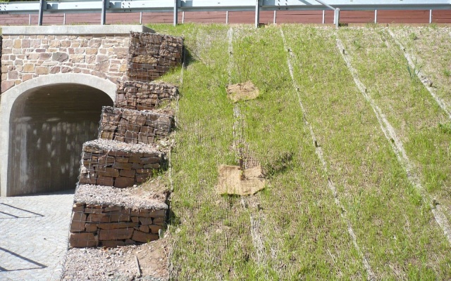 Kokosowe maty jako przeciwerozyjna ochrona skarp podczas rekonstrukcji drogi w Žacléřu