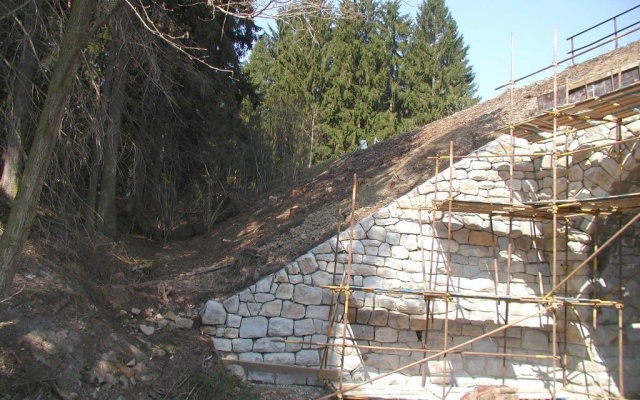 Ochrona przeciwerozyjna skrzydeł mostu kolejowego w miejscowości Urbaneč