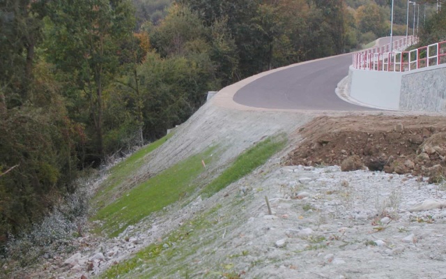 Ochrona skarp nasypu drogowego przed erozją w okolicach Sverepca