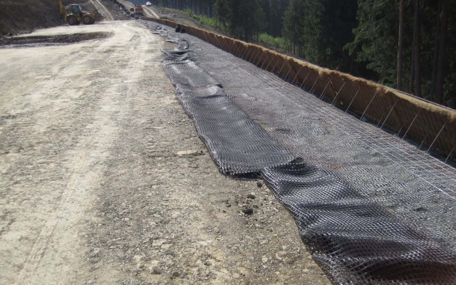 Wzmocnione zbocza pod autostradą D3 na odcinku Svrčinovec – Skalité