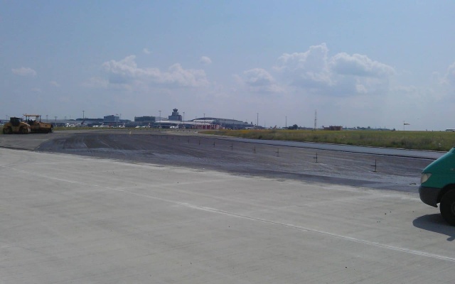 Zwiększenie trwałości warstw bitumicznych na pasach startowych lotniska w Pradze