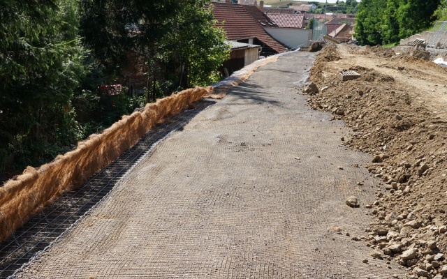 Jemnice, zbrojony nasyp pod drogą