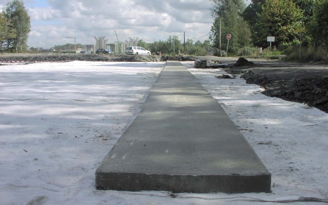 Mur oporowy z wielkoformatowych paneli w Ostrawie (przy Zeleninie)