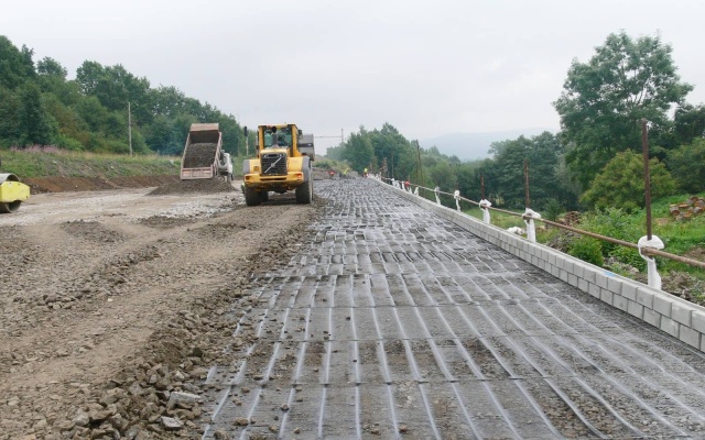 Mur oporowy z systemu Tensartech TW1 na korytarzu kolejowym Votice – Benešov