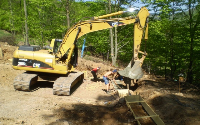 Mur oporowy wyrównujący stromy teren stacji kolei linowej na stoku w Klínych