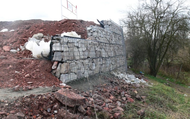 Ściana oporowa z okładziną z kamienia naturalnego w Ivančicach