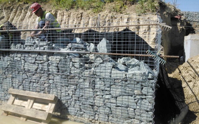 Gabionowy mur na terenie firmy Mercedes w Brnie