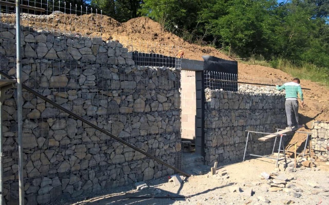 Řícmanice, mury oporowe do wyrównania terenu na stoku