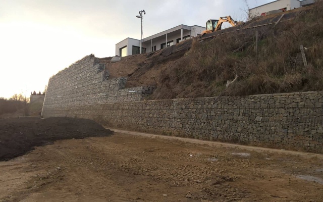 Lelekovice, nadbudowa muru