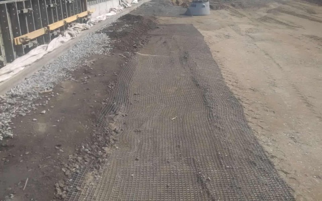 Děčín – Vilsnice, mur oporowy z gruntu zbrojonego wzdłuż potoku Jílovský