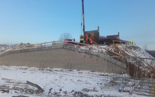 Wzmocniony mur oporowy przy przyczółku mostu na autostradzie D1 na odcinku Budimír – Bidovce