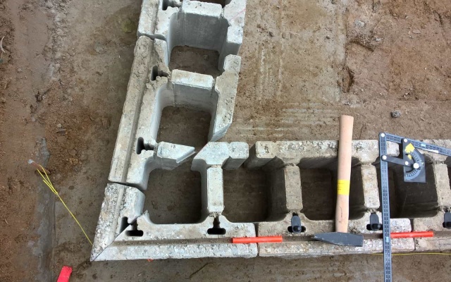 Žďár nad Sázavou, nowa budowa domu jednorodzinnego, ściana oporowa z gruntu zbrojonego