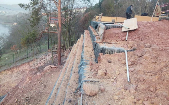 Realizacja zjazd na stromym terenie w Kadan