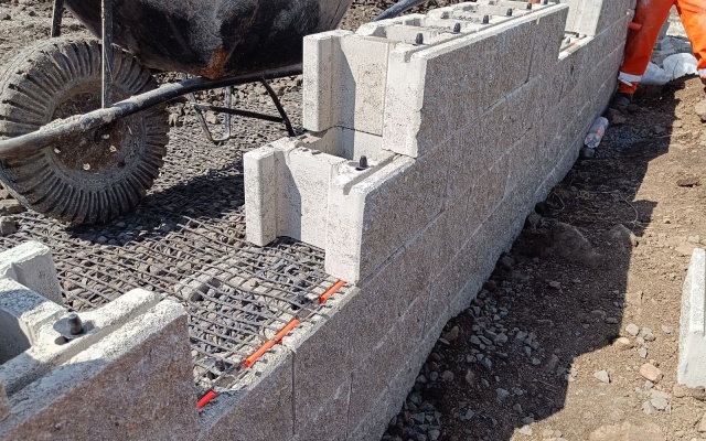 Ściany oporowe w parku przemysłowym w Ostrovie nad Ohří