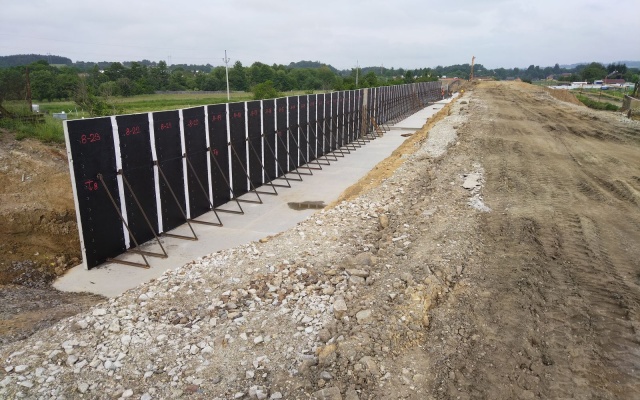 Ściana oporowa z gruntu zbrojonego z licem z wielkoformatowych paneli na linii kolejowej we Vlkově u Tišnova