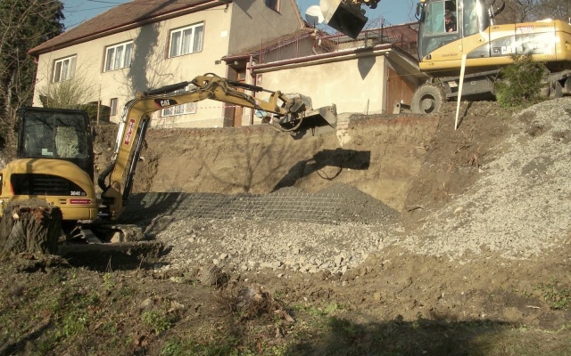 Sanacja osuwiska lokalnej drogi w Louce u Ostrohu