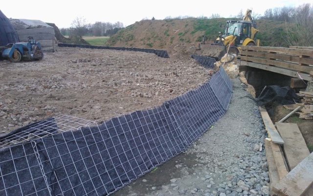 Wzmocnione ziemne ciało z wewnętrzną sztuczną jaskinią koło Ołomuńca