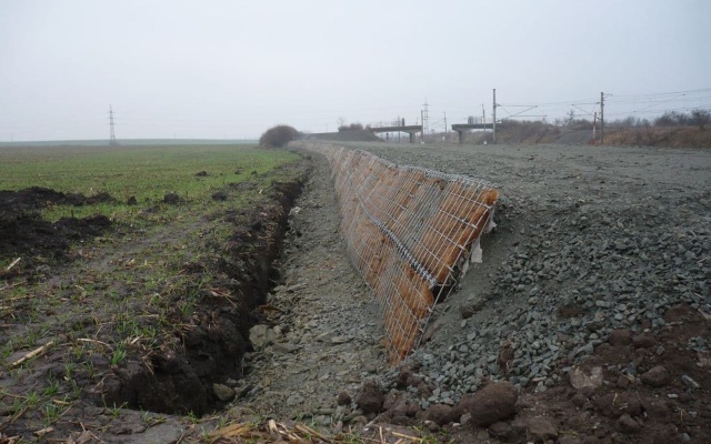 Ochronny wał przeciwpowodziowy na linii kolejowej Zaječí–Šakvice