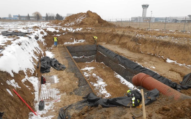Zabezpieczenie i ochrona przeciwerozyjna zboczy zbiornika retencyjnego w parku przemysłowym w Koszycach