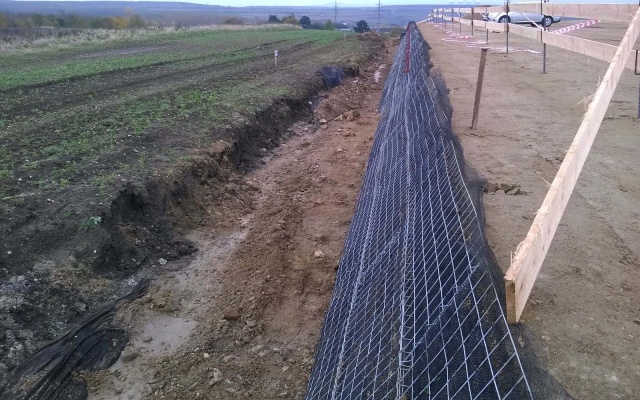 Ochronny wał ziemny z gruntu zbrojonego niedaleko Března koło Chomutova
