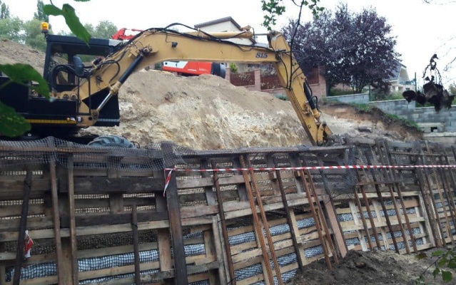 Slaný, strome zbocze na granicy działki