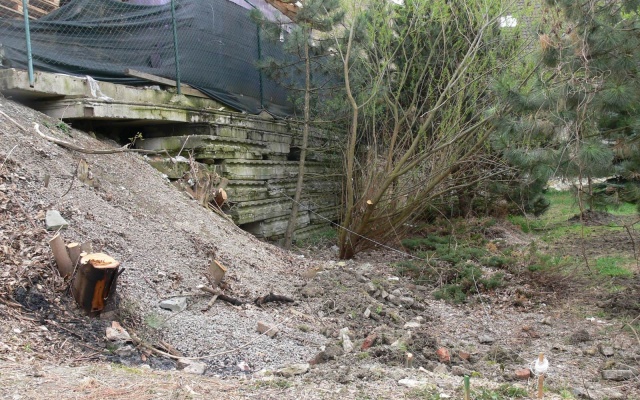 Rozszerzenie placu manewrowego w Dolanech koło Kladna za pomocą wzmocnionego stromego zbocza