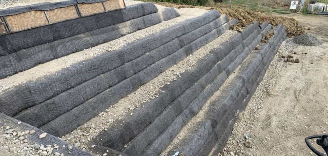 Sanacja muru oporowego na boisku piłkarskim w Dolním Němčí