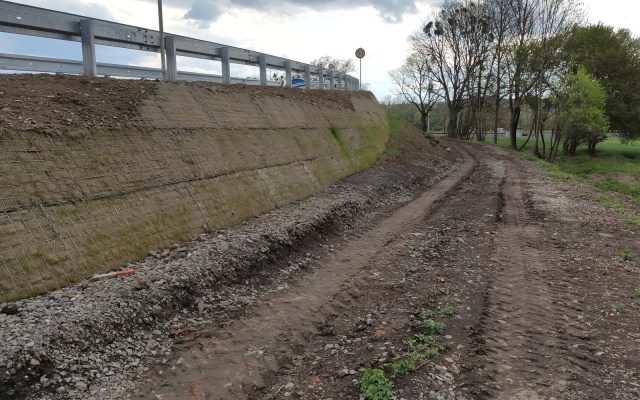 Wzmocniony nasyp drogi nad linią kolejową w miejscowości Hustopeče nad Bečvou