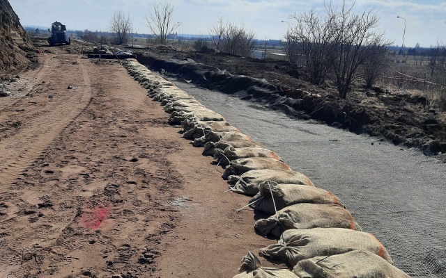 Strome zbocze na granicy działki – centrum technologiczne Švédské šance