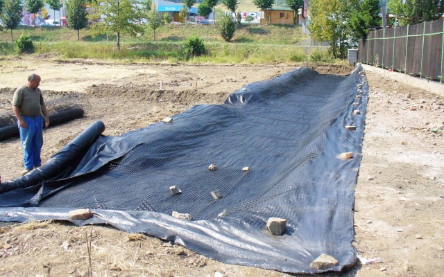 Posadowienie hali na terenie podmokłym z wykorzystaniem platformy rozkładającej z geosiatkami Tensar