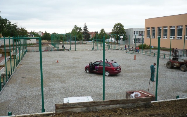Stabilizacja podłoża gruntowego boiska do siatkówki w Kyjowie